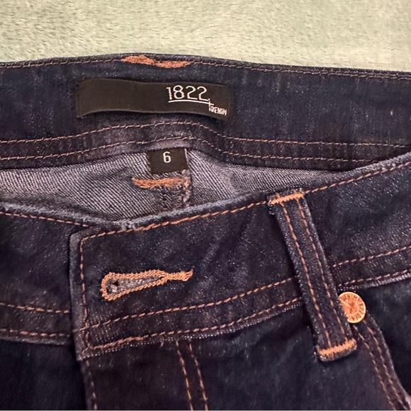 Women's Distressed 1822 Denim Shorts - Picture 6 of 10